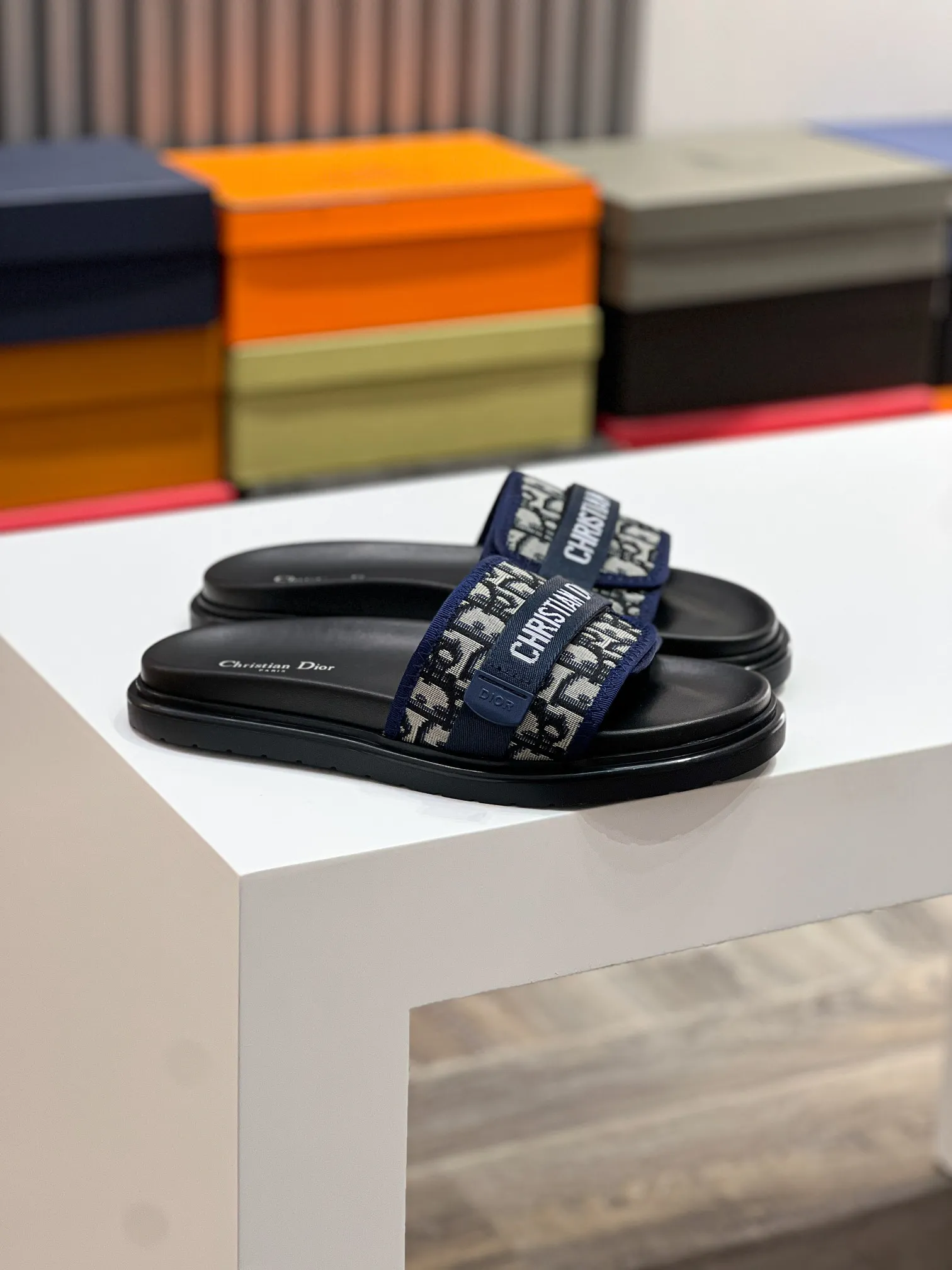 Men's men's shoes 💰320 [DIOR] top version. 2024ss Dior’s latest men’s slippers are a must-have. Dior Alias ​​Men's Genuine Leather Slippers This summer new Alias ​​sandal embodies a casual and elegant style. Carefully crafted from grained cow leather and Oblique printed fabric, with cowhide lining! Cross-strap design with metal-clad brass CD Diamond logo. The imported cowhide leather and rubber sole adds sophistication and comfort, while Oblique print-effect anti-slip panels add style. Size39-44 (38.45 customized)